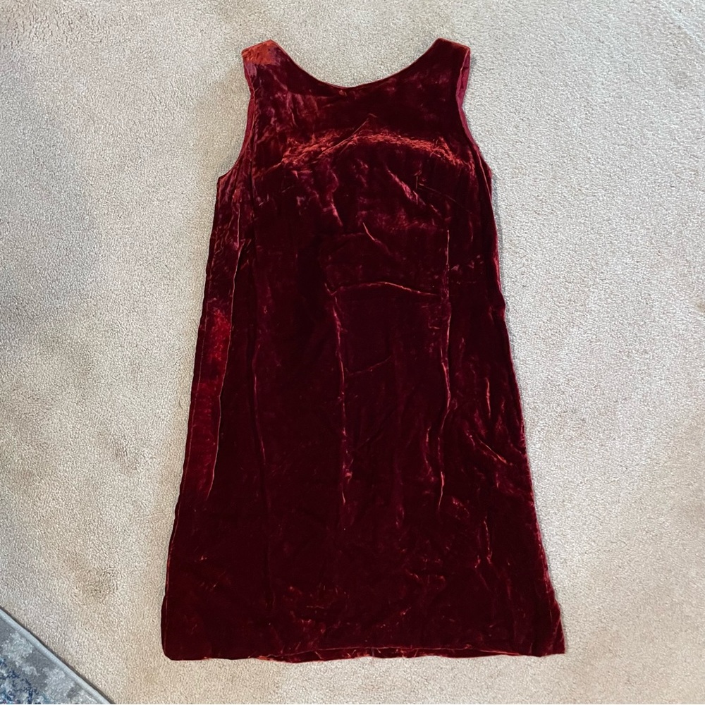 Vintage burgundy velvet sleeveless shift dress with bow in back. Size 2.